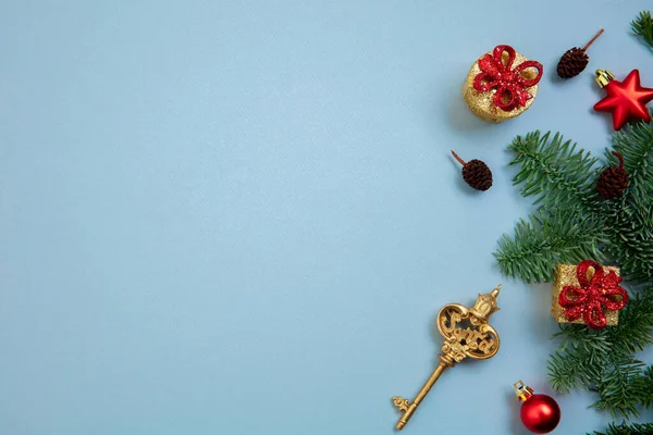 Χριστουγεννιάτικα στολίδια σε μπλε φόντο πάνω άποψη. Αντιγραφή χώρου για κείμενο. — Φωτογραφία Αρχείου