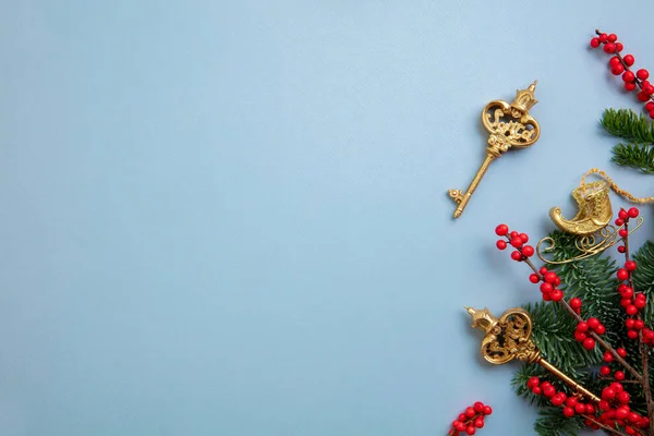Χρυσό κλειδί και κλαδιά χριστουγεννιάτικο δέντρο με δέσμες του rowan στο παρασκήνιο — Φωτογραφία Αρχείου