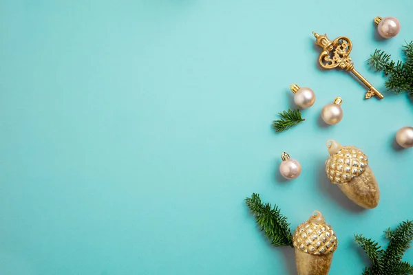 Διακόσμηση διακοπών σε μπλε φόντο πάνω άποψη. Χριστουγεννιάτικη κάρτα χαιρετισμού. — Φωτογραφία Αρχείου