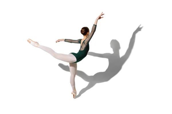 Młoda piękna kobieta balerina izolowane na białym tle z cieniem. — Zdjęcie stockowe