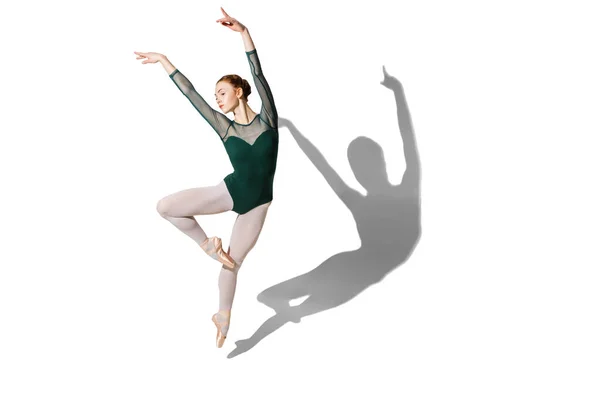 Anmutige Balletttänzerin posiert isoliert auf weißem Hintergrund mit Schatten. — Stockfoto