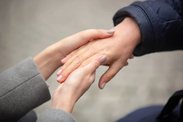 Operatrice sanitaria femminile che tiene per mano una donna anziana durante la passeggiata. — Foto Stock