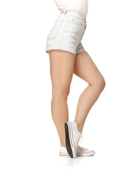 Όμορφα πόδια της νεαρής κοπέλας σε κομψά αθλητικά παπούτσια που απομονώνονται σε λευκό φόντο — Φωτογραφία Αρχείου
