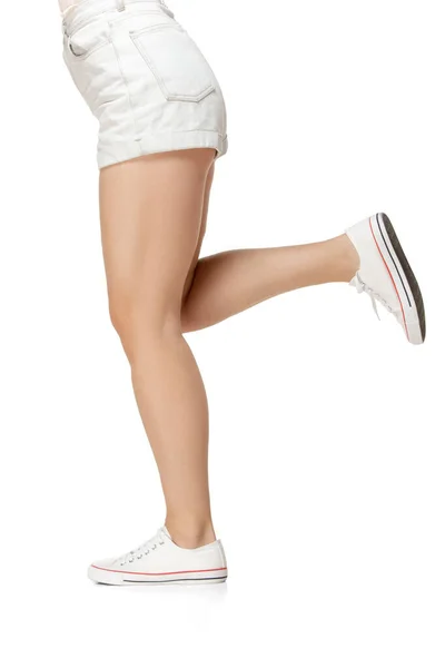 Close-up αθλητισμού γυναικεία πόδια σε λευκό υποδήματα απομονώνονται σε λευκό φόντο στούντιο — Φωτογραφία Αρχείου