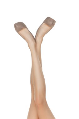 Beyaz arka planda izole edilmiş şık ayakkabılı çekici uzun ince kadın bacakları.