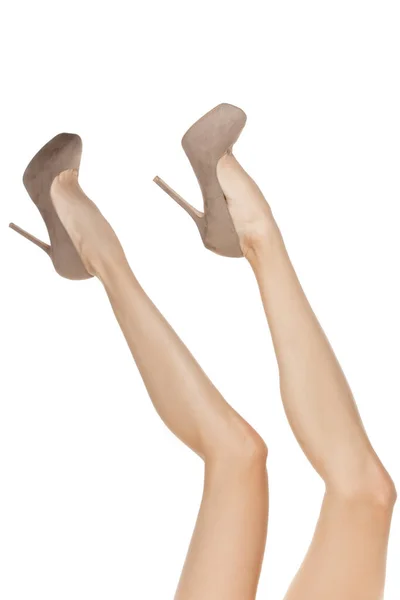 Atraente longas pernas femininas magras em sapatos elegantes isolados no fundo branco — Fotografia de Stock