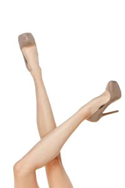 Gambe femminili lunghe sottili attraenti in scarpe alla moda isolate su sfondo bianco — Foto Stock