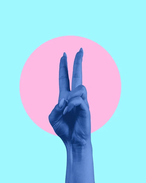 Коллаж современного искусства. Синяя человеческая рука показывает знак победы. — стоковое фото