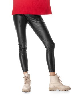 Siyah taytlı güzel kadın bacakları ve beyaz arka planda izole edilmiş botlar.