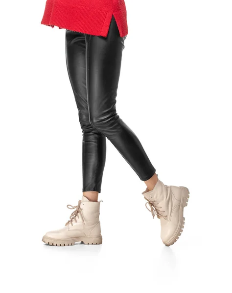 Slanke vrouwelijke benen in zwart leggings en laarzen geïsoleerd op witte achtergrond — Stockfoto