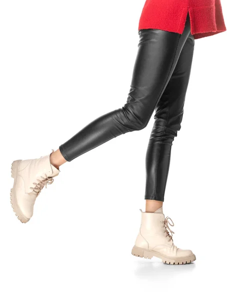 Pernas femininas bonitas em leggings pretos e botas isoladas no fundo branco — Fotografia de Stock