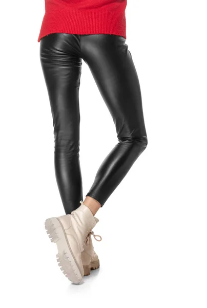 Alakja női lábak fekete leggings és csizma elszigetelt fehér alapon. — Stock Fotó