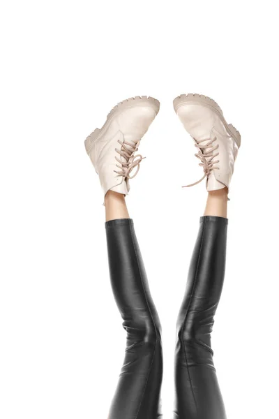 Pernas femininas magras longas bonitas em botas elegantes isoladas no fundo branco — Fotografia de Stock