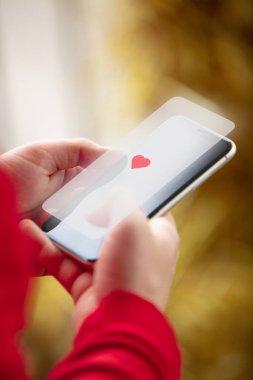 Erkek eller yeni akıllı telefon modelini tutuyor. Sosyal medya kavramı.