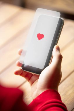 Erkek eller yeni akıllı telefon modelini tutuyor. Sosyal medya kavramı.