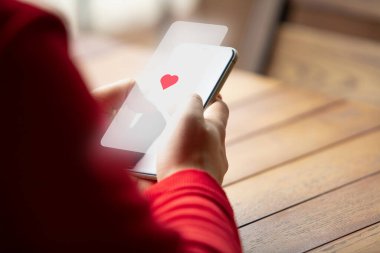 Erkek eller yeni akıllı telefon modelini tutuyor. Sosyal medya kavramı.