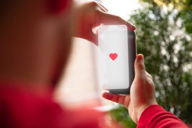 Erkek elleri yeni akıllı telefon modeli kullanıyor. Sosyal medya, ağ simgeleri..