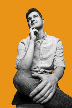 Sarı arka planda izole edilmiş yakışıklı bir gencin siyah beyaz portresi..