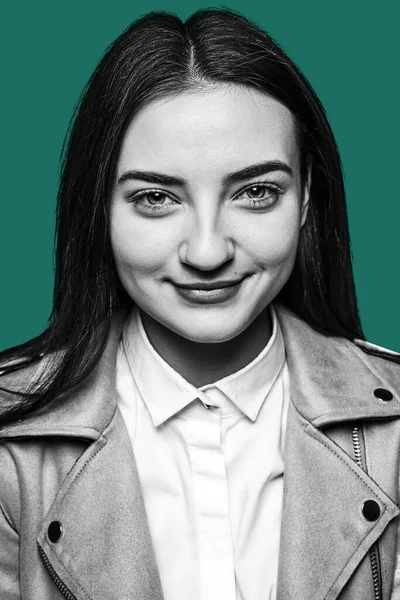 Retrato de mujer joven aislada sobre fondo verde. Concepto de emociones humanas. —  Fotos de Stock