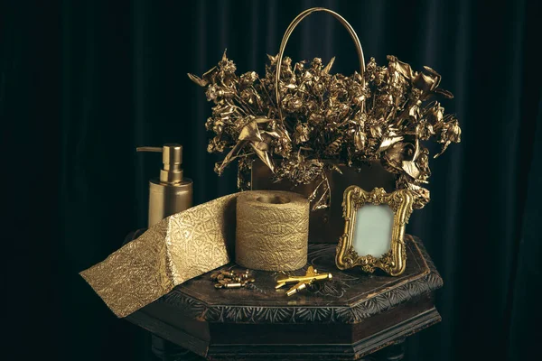 Altın tuvalet kağıdı, yüz maskesi ve eller için antiseptik içeren modern bir hayat..