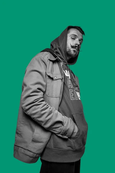 Retrato de un joven con bigote aislado sobre fondo verde. —  Fotos de Stock