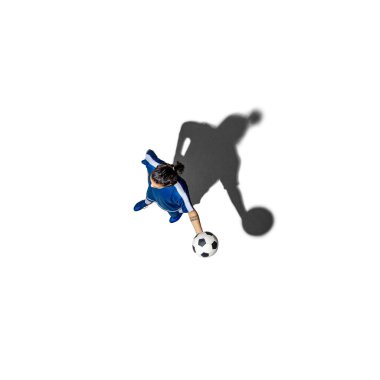 Genç futbolcuların beyaz arka planda izole edilmiş gölgeli üst görünümü.