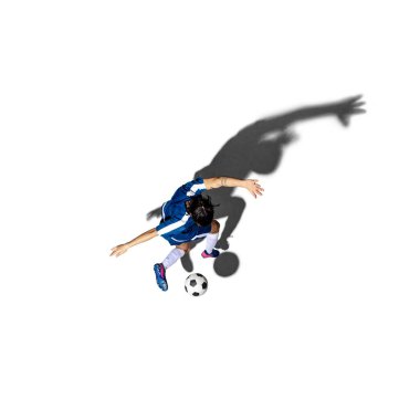 Genç futbolcuların beyaz arka planda izole edilmiş gölgeli üst görünümü.