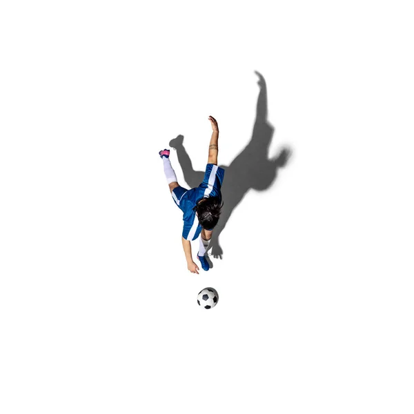 Кавказский футболист изолирован на белом фоне с тенью. Вид сверху. — стоковое фото
