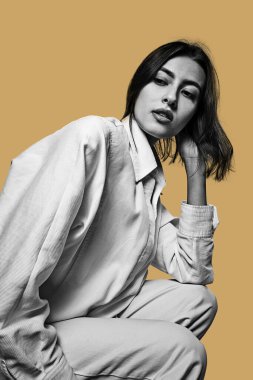 Aydınlık arka planda izole edilmiş güzel bir kızın siyah beyaz portresi..