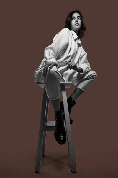 Stüdyoda izole edilmiş genç bir kızın siyah beyaz portresi.. — Stok fotoğraf