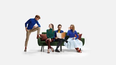 Beyaz arka planda izole edilmiş güzel kadın ve erkeklerden oluşan bir grup..