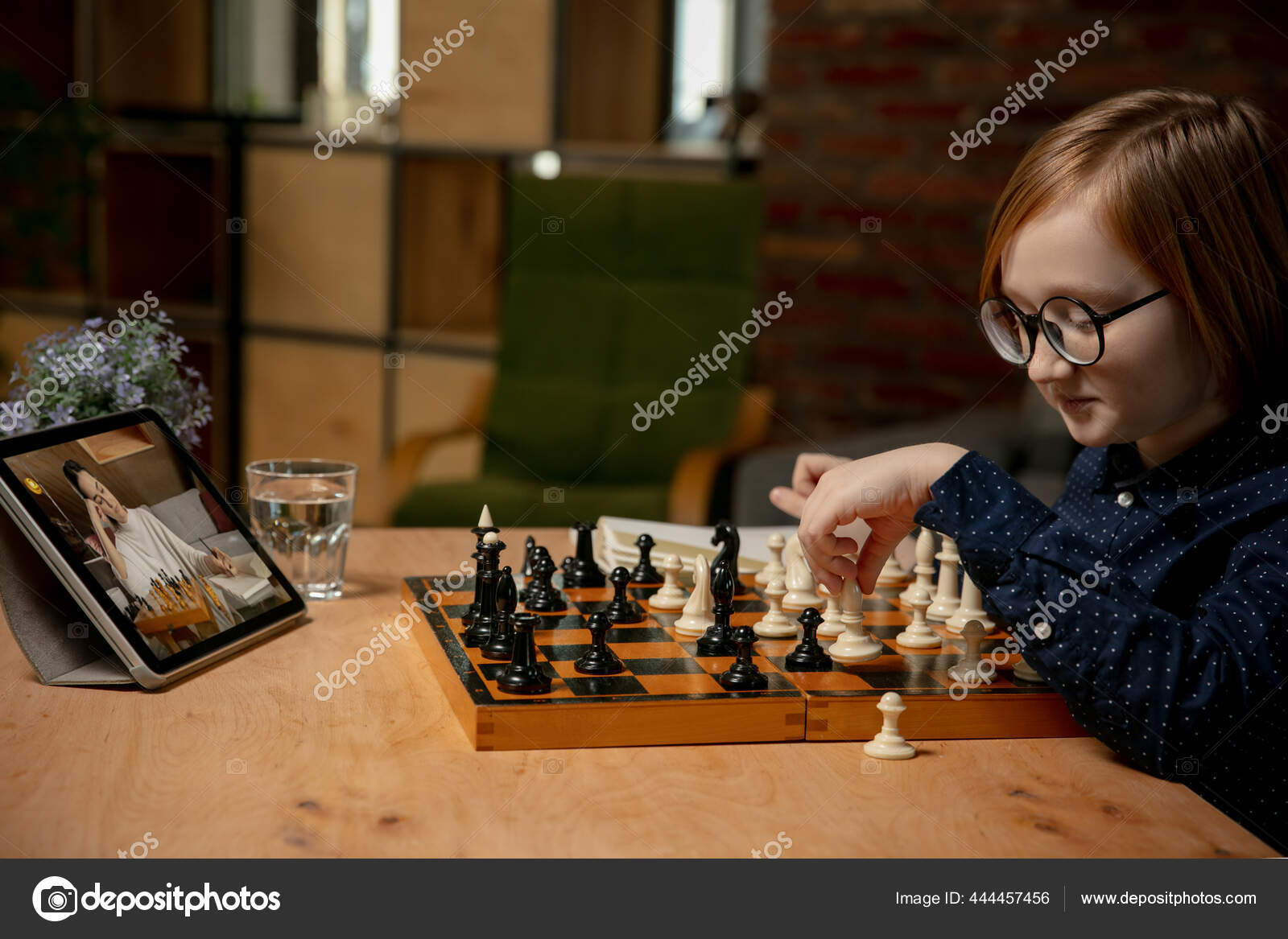 Jogador De Xadrez De Garoto Caucasiano Sério Jogando Xadrez on-line Usando  Laptop. Imagem de Stock - Imagem de batalha, jogar: 208485251