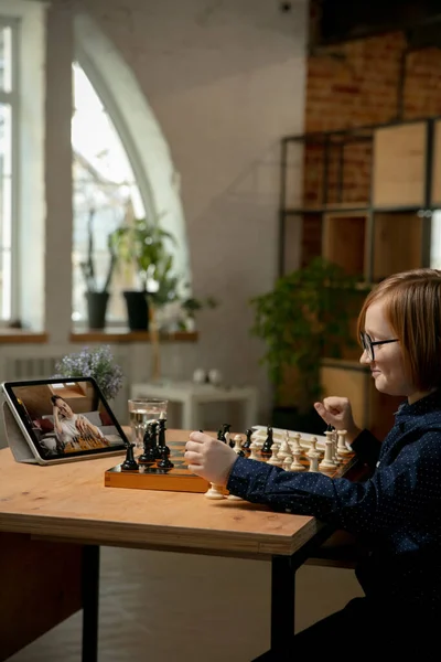 작은 백인 남자 체스 선수 온라인에서 노트북을 사용하여 체스를 하고. — 스톡 사진