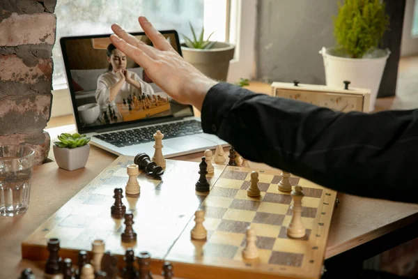 Кавказский шахматист играет в шахматы онлайн со своим студентом. — стоковое фото