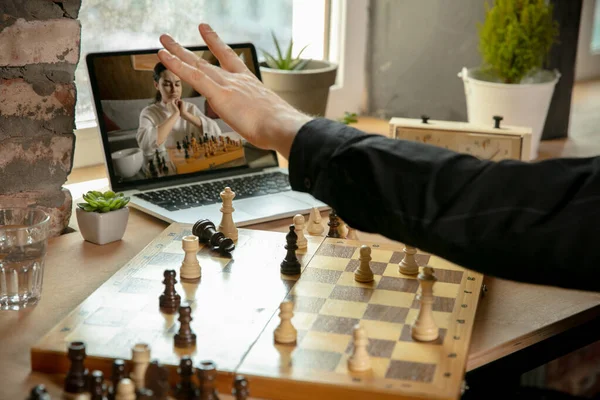 Menino Ruivo Nos óculos Sentado Em Casa E Jogando Xadrez Sozinho. Imagem de  Stock - Imagem de movimento, jogar: 208485515