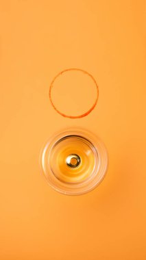 En üst kadehte şarap, şampanya ve cam leke var..