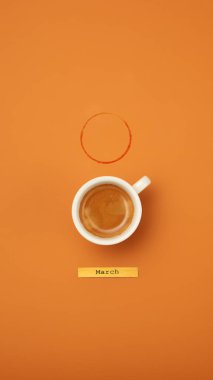 Tebrik kartı. Kahve fincanının en üst görüntüsü ve 8 şeklinde fincanın lekesi..