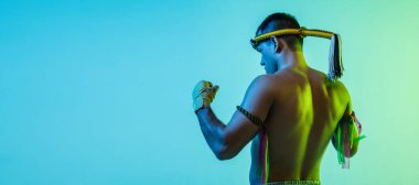 Genç Taylandlı boksör mavi arka planda neon ışıkta poz veriyor..