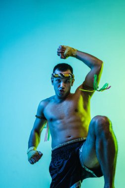 Genç bir adamın portresi. Taylandlı boksör eğitimi..