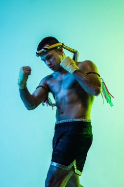 Genç bir adamın portresi. Taylandlı boksör eğitimi..