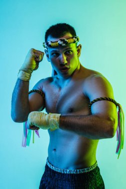 Genç bir adamın portresi. Taylandlı boksör eğitimi..