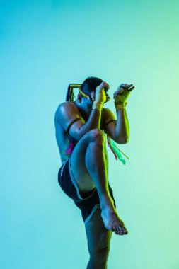 Genç bir adamın portresi. Taylandlı boksör eğitimi..