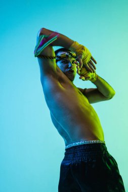 Genç bir adamın portresi. Taylandlı boksör eğitimi..