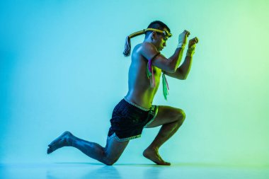 Genç bir adamın portresi. Taylandlı boksör eğitimi..