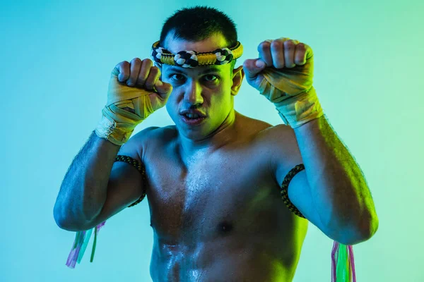 Genç bir adamın portresi. Taylandlı boksör eğitimi..