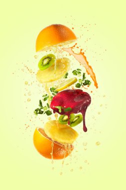 Uçan lezzetli meyve burgeri açık sarı arka planda izole edilmiş..