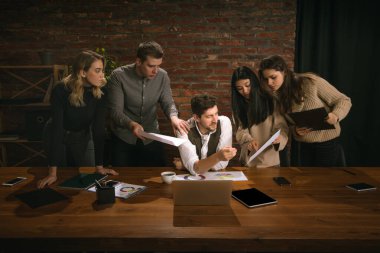 Rönesans tarzında klasik resim ile işyerinde toplanan gençler.