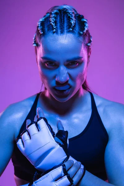 在蓝色背景下被隔离的运动女子MMA战斗机特写 — 图库照片