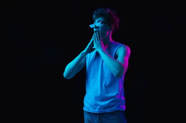 Beyaz adamın portresi koyu renkli arka planda neon ışıkta izole edilmiş.