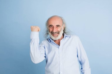 Açık arkaplanda izole edilmiş yaşlı, gri saçlı bir adamın yarım boy portresi..